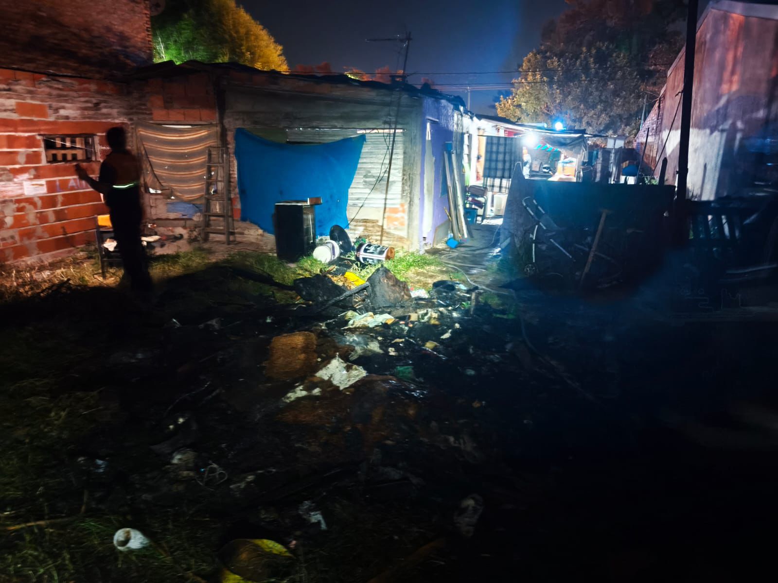 Incendio en Funes: el fuego se había producido por la quema de plásticos, maderas y hasta colchones viejos